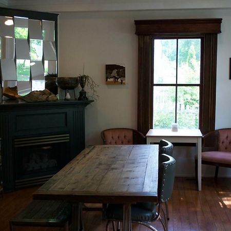 Queen Regent Bed & Breakfast Niagara-on-the-Lake Екстер'єр фото